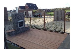 Gabionen Gartenkamin mit Sitzbank – Gabionenbank