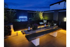 Gabionen Wasserfall im Dunkeln – Wasserfall. Gabionen Wasserfall im Dunkeln