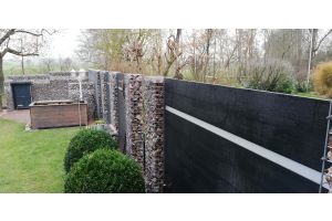 WPC-Gartenzaun – WPC-zaun mit Gabionen. WPC-Gartenzaun