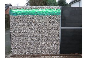 WPC Sichtschutzzaun mit Gabionen mit LED-Beleuchtung mit Glasbrocken – Glasbrocken