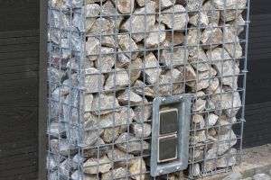 Komposit Sichtschutz Anthrazit mit Steckdose – Wasserfall. Komposit Sichtschutz Anthrazit mit Steckdose