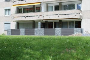 WPC Sichtschutz – WPC-zaun mit Gabionen. WPC Sichtschutz