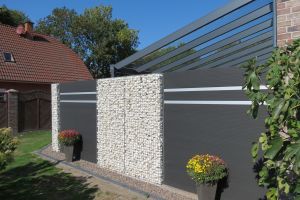 Komposit Sichtschutz – WPC-zaun mit Gabionen. Komposit Sichtschutz