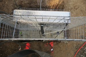 Gabionen mit Wasserfall – Wasserfall. Gabionen mit Wasserfall