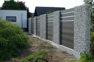 Gabionen mit Komposit – WPC-zaun mit Gabionen. Gabionen mit Komposit