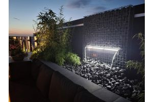 Gabionen Wasserfall im Dunkeln – Wasserfall. Gabionen Wasserfall im Dunkeln