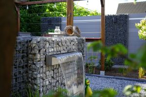 WPC-Sichtschutz – Wasserfall. WPC-Sichtschutz