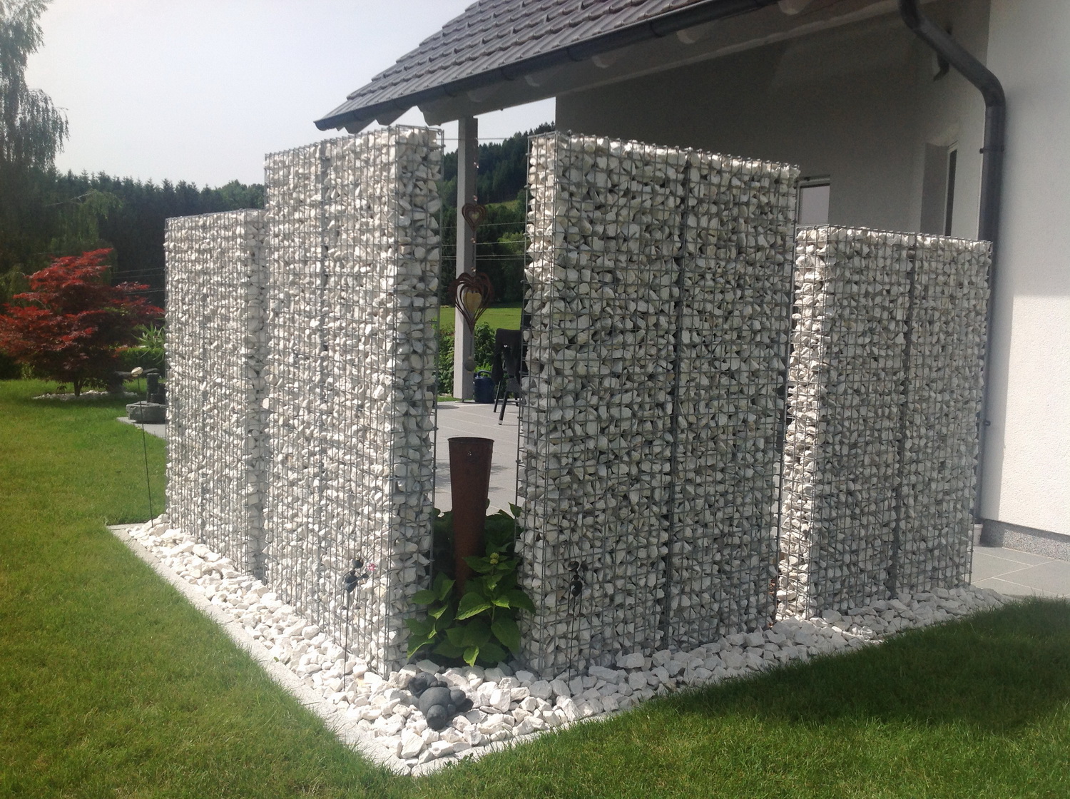Gabionensäule im Garten