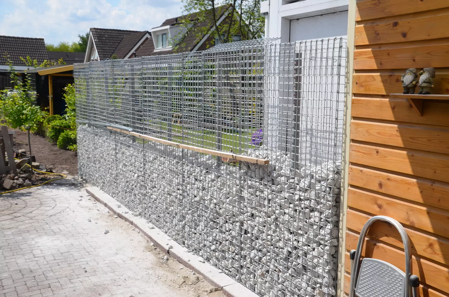 Gabionen mit Bruchsteinen füllen